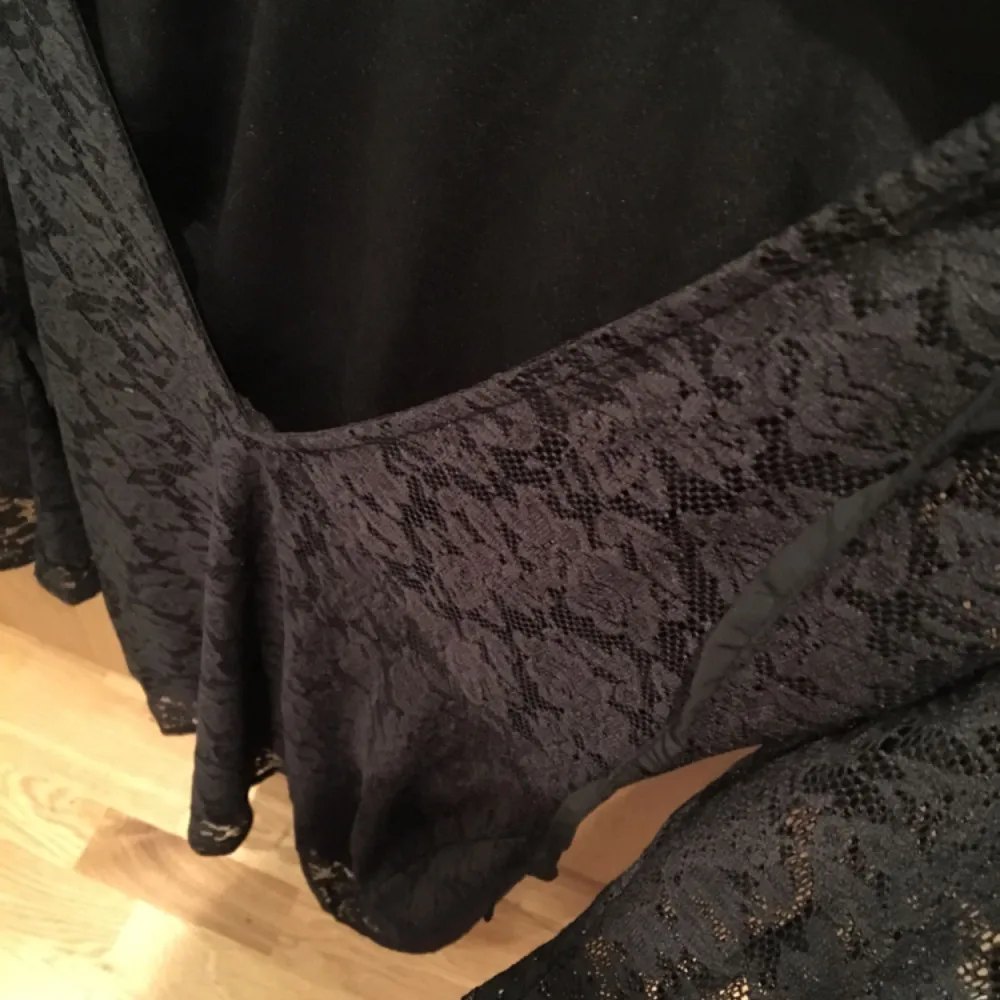 Snygg svart spetsklänning från Ginatricot! Använd en gång annars bara legat i garderoben så den är i väldigt fin i skick! Snygg med öppen rygg och lite vida ärmar🙌🏼. Klänningar.
