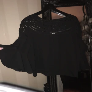  - Snygg blus med volangärmar. Aldrig använd. 