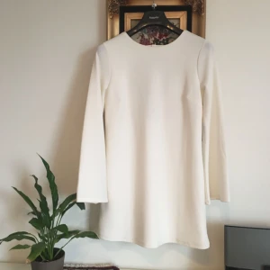  - Vit klänning från Gina Tricot med både v-ringning i ryggen och utsvänga ärmar. Passar perfekt till våren eller sommaren! Använd fåtal gånger. Frakt ingår i priset 😋