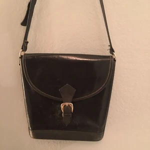  - Jättefin väska från Beyond Retro.  Sparsamt använd och fin kvalitet. Riktigt kap. 