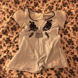  - Odd Molly blus, fint skick! Färg ljus blå. Blusen är för liten på mig. 