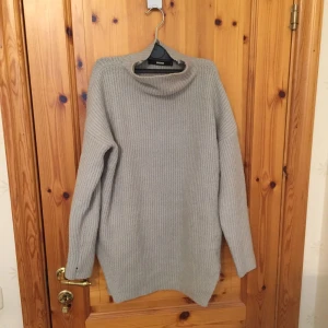  - Grå stickad tröja från bikbok🖤🖤