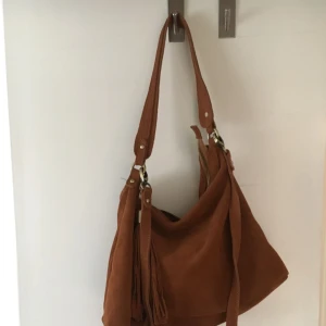  - En äkta mocka-väska från Åhléns , nypris 800 kr  