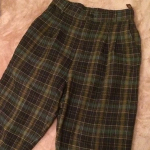  - Rutiga högmidjade byxor med fickor. Aningen stora på mig (xs/s) sitter bra i midjan men med loose fit på S. Sitter nog åt mer på en M.