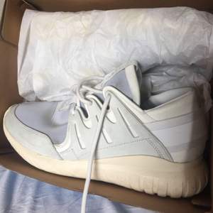 Adidas Tubular nästintill oanvända.