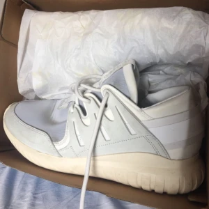  - Adidas Tubular nästintill oanvända.