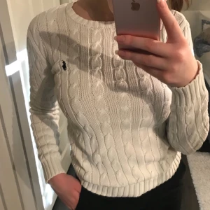  - Vit kabelstickad tröja från Ralph Lauren. Köparen står för eventuell frakt💋