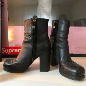  - Acne ”Rise” boots. Använda men fortfarande väldigt fina! Dragkedjorna åker lätt ner någon centimeter när man har dom på sig. Nypris ca 4000 kr. Möts upp i Sthlm eller skickar mot fraktkostnad.