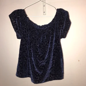  - Superfin mörkblå off the shoulder-top i fint sammetsmönstrat tyg. 100 + frakt