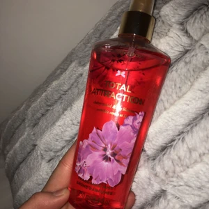  - En helt ny victoria secret body mist som endast är sprutad en enstaka gång, i doften ”total attraction”😊 den kan fraktas men då får köparen att stå för frakten😊💕 vill gärna bli av med alla mina VS😊