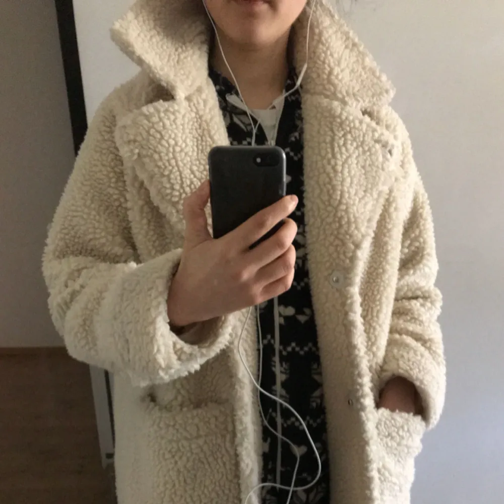 The super hyped fake sheep fur coat. This one is from Monki. I bought it last autumn to keep me warm from the autumn winds. It works great. Not so warm for the midst of winter though. It a small but wears like a medium since I’m a medium and it fits me size wise perfectly. New and well taken care of.. Jackor.