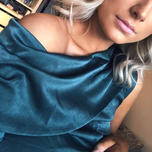  - Hannalicious X Na-KD limited edition❤️ Silkesblus i en skitsnygg grön färg!! 🌸🌸Säljer pga fel storlek. Endast provad, prislappar osv är på. Frakt betalar du själv💋