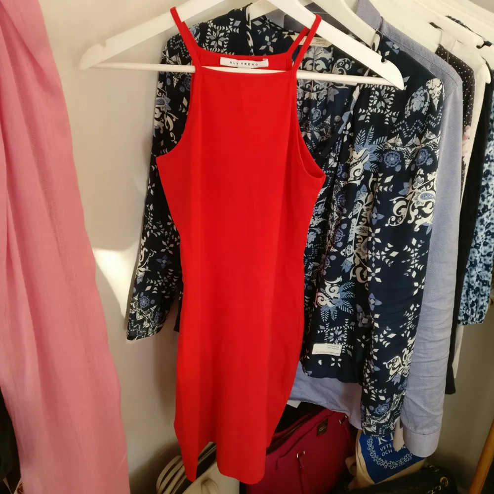 High Neckline Dress från Nly Trend Endast använd 1 gång Färgen är lite mer som på bild 2. Färgen heter Lollipop.. Klänningar.