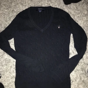  - En gant kabalstickad i marinblå