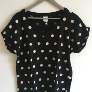  - Prickig tröja från monki! Ärmarna kan både knäppas upp med ett litet band eller vara helt nedsläppta (se bild 2) Jättesnygg att knyta i midjan så den blir kortare ⚪️⚫️