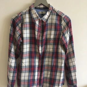  - Skjorta från Hampton republik som passar lika bra på julen som knuten runt midjan en sommarkväll. 🍎