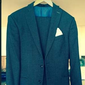 Fint Kostym från ZARA. Storlek: Slim fit, 50 (passar 52 oxo) Färg: blå Jag har använt den bara en gång, så sällan användas.