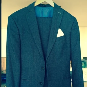  - Fint Kostym från ZARA. Storlek: Slim fit, 50 (passar 52 oxo) Färg: blå Jag har använt den bara en gång, så sällan användas.