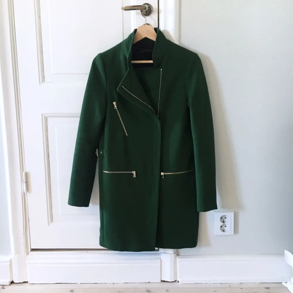 Grön jacka från Zara, underbar grön färg och rak passform. I fint skick!. Jackor.