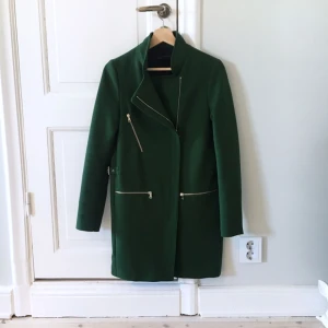  - Grön jacka från Zara, underbar grön färg och rak passform. I fint skick!