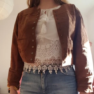  - Kort mockajacka som har ett annorlunda snitt då den är lite oversize i axlarna (som på bilden). Snygg! Cool! Perfekt vårjacka! ☆Pris: 250 ☆ ♡Storlek 36♡ 💎I fint skick!💎 Kan hämtas upp i Malmö eller skickas med tillkommande frakt. 💕💖KRAM💖💕