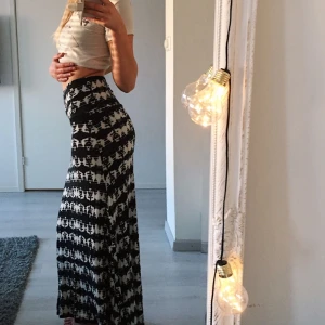  - Superfin långkjol köpt i USA. Välanvänd men i bra skick. Stretchig så passar nog S-L. Frakt ingår