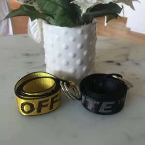  - Säljer det svarta Off White skärpet med vit text😊 Det gula är sålt! Skärpet är 150cm långt! Med ett stål spänne!  Frakten går på 54kr