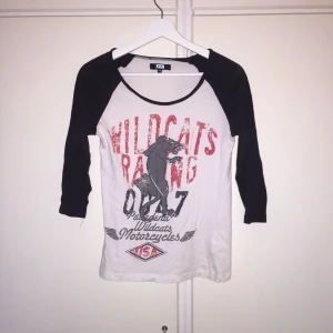  - Baseballtröja i svartvitt med tryck, säljer pga inget användande längre. Kan mötas upp i Stockholm, alternativt att köparen står för frakten. 