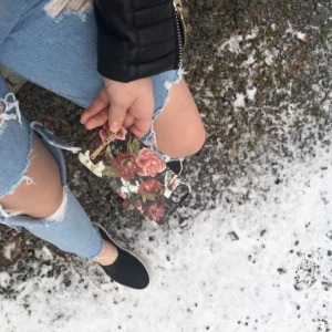  - Ett helt nytt skal från ideal of swedens nyaste kollektion! Skalet är aldrig använt bara upptagen ur förpackningen (som jag tyvärr slängde)  Skalet passar iPhone 6/7/8! Skalet kan fraktas mot en fraktavgift på 20kr!  Swish funkar som betalning! Kom ihåg att detta går till en god sak!❤️