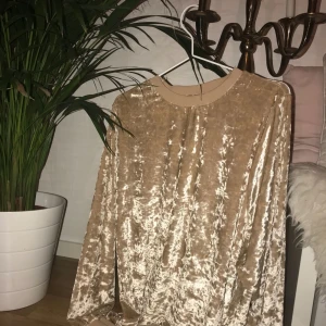  - ⭐️guldig sammetströja från zara som e superskön⭐️