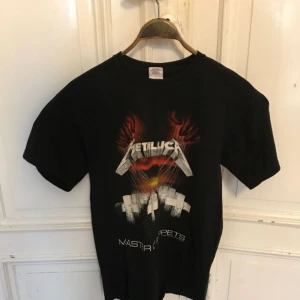  - Metallica Medium, trevligt slitet skick. Hämtas i Uppsala, kan skickas mot portokostnad. 