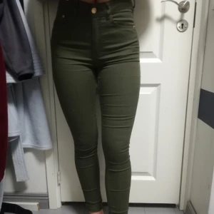  - Ett par helt vanliga snygga gröna jeans! Passar till allt! Köpte ifrån gina tricot för några månader sedan men aldrig använda pågrund av fel storlek (kompis på bild) 