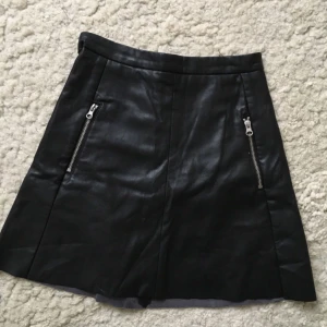  - Kjol i skinnimitation 