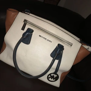  - Äkta Michael Kors väska, inga fel. Pris 500kr
