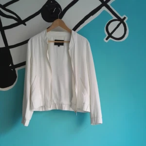  - Väldigt snygg vit bomber från River Island! Storleken motsvarar 38-40 Förutom hål i jackfickan som går lätt att sy upp är den i topp skick Original pris 679kr