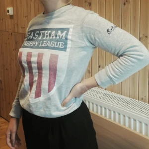  - Supersnygg collegetröja med najs lite urtvättat tryck. Skön och passar bra till höga midjor. Säljer pga har redan för många liknande tröjor. Inklusive frakt!