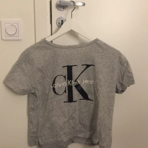  - Grå Calvin Klein tröja i den ”croppade” modellen. Använd ett par gånger men har ingen defekt! 