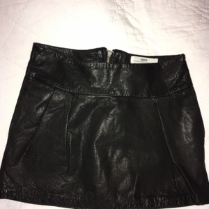  - Kort skinnkjol. Snygg design. Bra skick.
