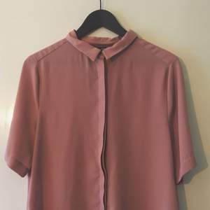 Laxrosa, croppad skjorta i tunt skönt material. Står att det är storlek 42, vilket gör att jag använt den som en oversize skjorta som ändå inte är för lång! 