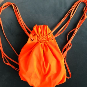  - Liten söt ryggsäck från HM! Nypris ca 350 Ett större fack och två små inuti🌸  Köpare betalar frakt :) 