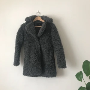  - Mysig jacka. Färgen stämmer överens med de första bilderna. Köparen står för frakt eller mötas upp i Stockholm! 