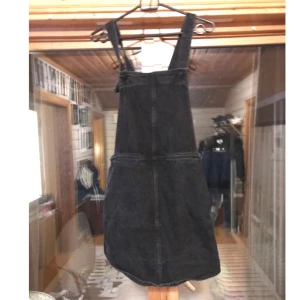  - Svart hängselklänning från Monki. Kan skicka den men köparen står för frakt 📮 Katt finns i hemmet 🐈