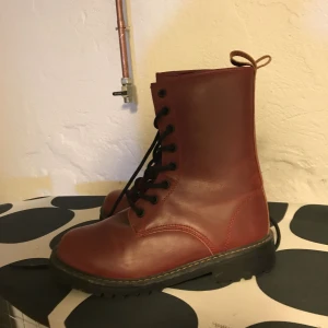  - Använda 2 gånger kanske, stått i en skobox i 2 år nu utan att någon rört dom så säljer dom nu till någon som kommer använda dom! Väldigt fina och inte förstörda någonstans men liite slitna så man ser på bilderna. Köpt för 399kr