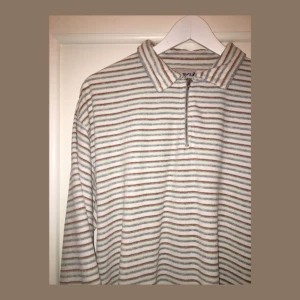  - Randig skitnice skjorta/pike, köpt secondhand. Så mjukt material och endast använd 1 gång!! Frakt betalas av köparen eller så kan vi mötas upp i Stockholm!!🦋💘