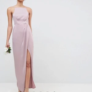 Klänning - Super fin klänning som passar perfekt till bal eller bröllop!! Helt ny med lapp kvar.  Är i storlek 38/M, men passar både M och S🌸 