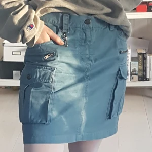  - En supercool kjol med 627489 fickor av Marc Jacobs! Tidigare köpt här på Plick men säljer vidare pga var lite för stor för mig. Uppskattar den till en strl 38. 💕  Köparen står för frakt. 📬