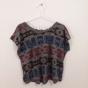  - snygg t-shirt i finaste färgskalan från urban outfitters, köpt för några år sedan. storleken är S men den är lite oversize, skulle absolut passa större också om man vill ha den lite tightare!  