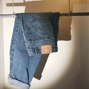  - Snygga äkta ”relaxed fit / tapered leg” Levi’s jeans i modellen ”550 färg MEDIUM STONEWASH” i ”vintage stuk”. Köpt på Beyond Retro i Stockholm. Använt dem få gånger pga dem blev förstora för mig. 