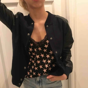  - As snygg trendig college jacka i storlek m! 🧚🏾‍♀️