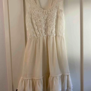  - En fin klänning ifrån Rut&Circle som är använ ett fåtal gånger perfekt till skolavslutning eller konfirmation